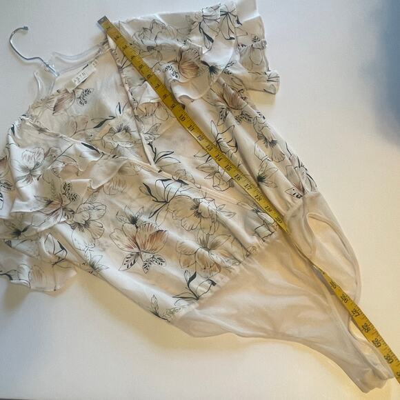 ASTR the Label Ruffle Bodysuit Womens Size Medium Pink Floral Flutter Sleeve Top - Picture 9 of 9